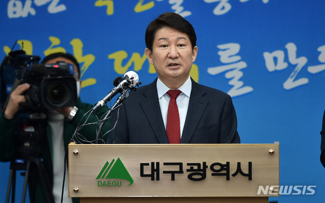 ▲ 권영진 대구시장이 30일 오전 대구시청 브리핑룸에서 열린 기자회견에서 6·1전국동시지방선거 불출마 의사를 밝히고 있다. ⓒ뉴시스