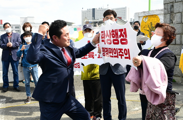 ▲ 권오섭 예비후보가 30일 출마 기자회견에서 남구 발전에 걸림돌이 되는 문제점이 적힌 피켓을 격파하고 있다.ⓒ권오섭 예비후보 사무소