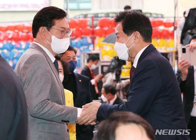 ▲ 30일 송영길 전 더불어민주당 대표와 오세훈 서울시장이 서울 종로구 조계사에서 대한불교조계종 제15대 종정 중봉 성파 대종사 추대법회에 참석해 인사를 나누고 있다. ⓒ뉴시스