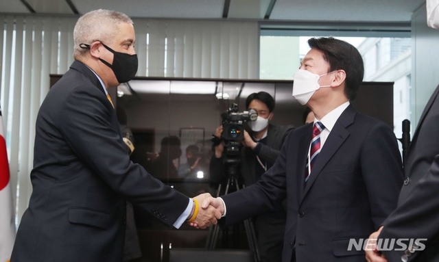 ▲ 안철수 대통령직인수위원장이 30일 서울 종로구 통의동 대통령직인수위원회 인수위원장실에서 크리스 코르소 주한 미국대사 대리와 악수를 하고 있다. ⓒ뉴시스