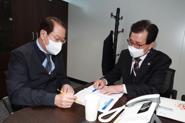 ▲ 이시종 충북도지사가 30일 오후 서울 통의동·삼청동 인수위 사무실을 방문해 권영세 대통령직인수위원회 부위원장을 만나  지역 핵심 현안사업의 국정과제 반영을 건의하고 있다.ⓒ충북도