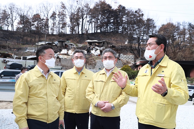 ▲ 이승우 행정안전부 재난안전관리본부장이 울진 산불피해 임시조립주택을 찾아 입주 이재민을 위로하고 건강과 불편사항을 확인하고 있다.ⓒ울진군