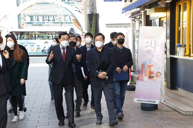 ▲ 주낙영 시장이 경북관광기업지원센터 구축사업 현장평가에 함께 하고 있다.ⓒ경주시