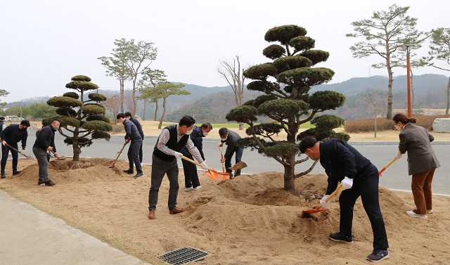 ▲ 경북문화관광공사는 제77회 식목일을 맞이해 안동레이크골프클럽과 보문골프클럽에서 ‘식목일 기념 식수 행사’를 실시했다.ⓒ경북관광공사