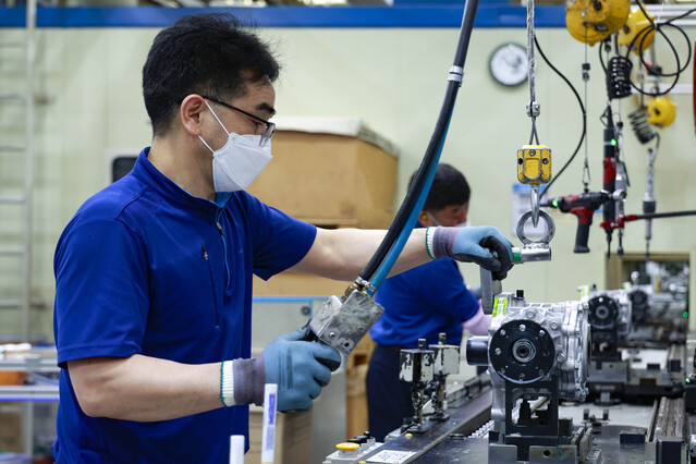 ▲ 현대위아 직원들이 31일 경상남도 창원시 현대위아 창원3공장에서 4륜구동 부품인 PTU를 만들고 있다.ⓒ현대위아