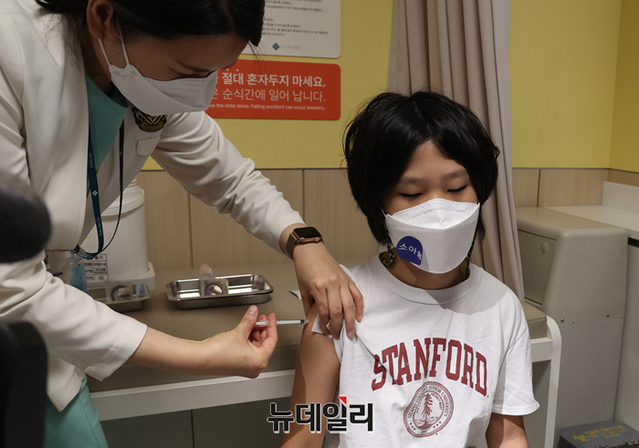 ▲ 31일 코로나19 백신 소아접종이 시작된 소아청소년과 의원 현장. ⓒ공동취재단