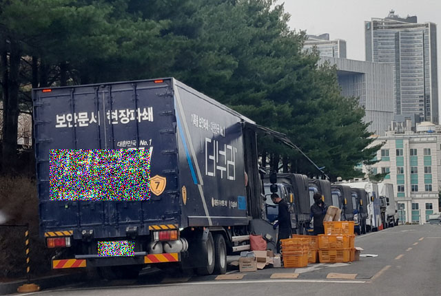 ▲ 국방부 청사 지하주차장 입구에서 '보안문서 파쇄작업'을 하는 전문업체의 대형트럭. ⓒ전경웅 기자.