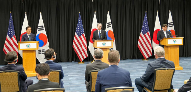 ▲ 지난 2월 12일 한미일 외교장관 회의 후 공동성명을 발표하는 세 나라 장관들. 이날 회의에서 정의용 외교부 장관은 미국과 일본의 3국 연합훈련 제안을 거부했다. ⓒ외교부 제공.