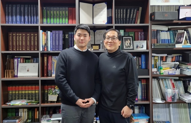 ▲ DGIST(총장 국양)는 에너지공학과 이용민 교수, 한밭대 유명현 교수 공동 연구팀이 리튬이온전지용 고내열성 세라믹/바인더 가교 분리막 기술을 개발했다(오른쪽부터 DGIST 에너지공학과 이용민 교수, 노영준 석박사통합과정생).ⓒDGIST