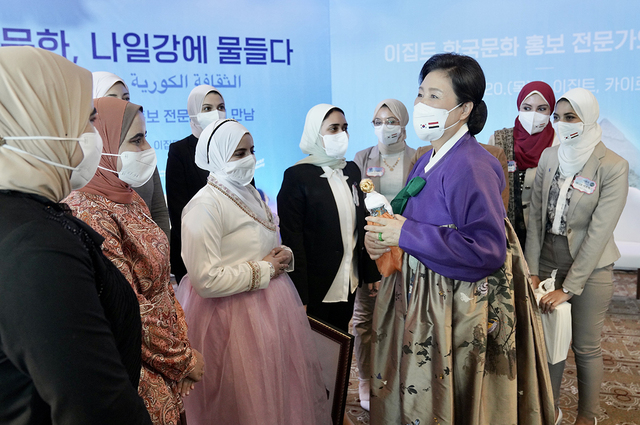 ▲ 김정숙 여사가 지난 1월 20일(현지시각) 이집트 카이로의 한 호텔에서 열린 이집트 한국문화 홍보 전문가와의 간담회에서 현지 홍보전문가들과 대화를 나누고 있다. ⓒ청와대