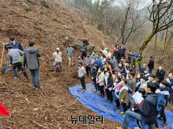 ▲ 충주시가 31일 식목일 행사 일환으로 나무심기 행사를 진행했다.ⓒ여명구 기자