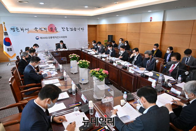 ▲ 윤석열 대통령 당선인이 31일 대통령직인수위원회 경제 1·2분과, 과학기술교육분과 업무보고를 받고 있다.ⓒ정상윤 기자(사진=인수위)