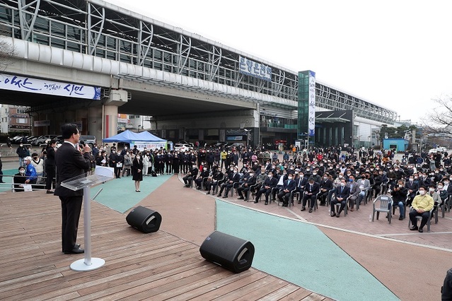 ▲ 양승조 충남도지사가 31일 아산 온양온천역 광장에서 어린이, 청소년 버스비 무료화 개시 행사에서 인사말을 하고 있다.ⓒ충남도