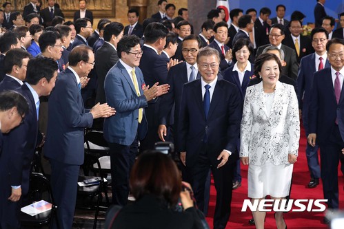 ▲ 문재인 대통령과 부인 김정숙 여사가 지난 2017년 5월10일 서울 여의도 국회 본관 로텐더홀에서 열린 대통령 취임식을 마친 뒤 국회를 나서고 있다. 김 여사가 이날 입은 흰색 정장은 김 여사의 단골 디자이너 A씨의 작품으로 알려졌다. ⓒ뉴시스