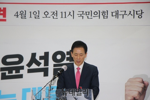 ▲ 유영하 변호사는 “지난 5년 동안 여러분에게 보여드렸던 한결같은 마음으로 대구를 위해 곧게 걸어가겠다. 여러분의 지지를 신뢰로 침체된 대구경제를 살리고 일자리와 먹거리를 만들 것”이라며 대구 당원 동지의 지지를 받을 것이라고 승리를 자신했다.ⓒ뉴데일리