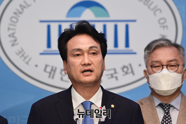 ▲ 안민석 더불어민주당 의원이 지난달 31일 오후 서울 여의도 국회소통관에서 6·1 전국동시지방선거 경기지사 출마 선언을 하고 있다. ⓒ강민석 기자