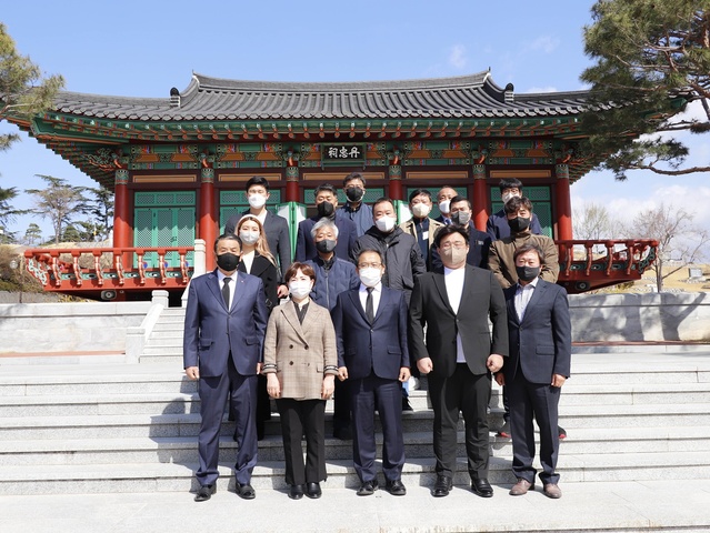 ▲ 우성진 예비후보자는 1일 공식 첫 일정으로 지지자들과 신암선열공원을 찾아 순국선열들에게 참배했다.ⓒ우성진 예비후보 사무소.