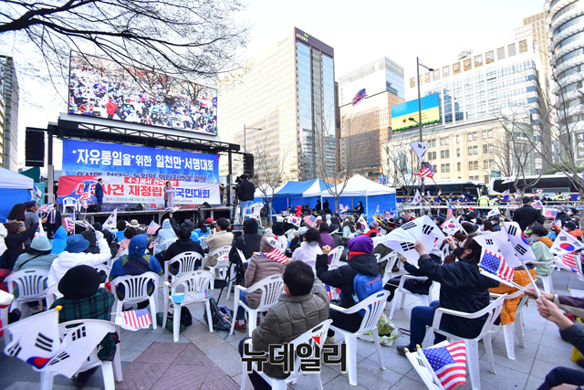 ▲ 전민정 제주4.3사건재정립시민연대 대표가 2일 오후 서울 종로구 동화면세점 앞에서 열린 제주4·3사건 재정립 범국민대회에서 발언을 하고 있다. ⓒ강민석 기자