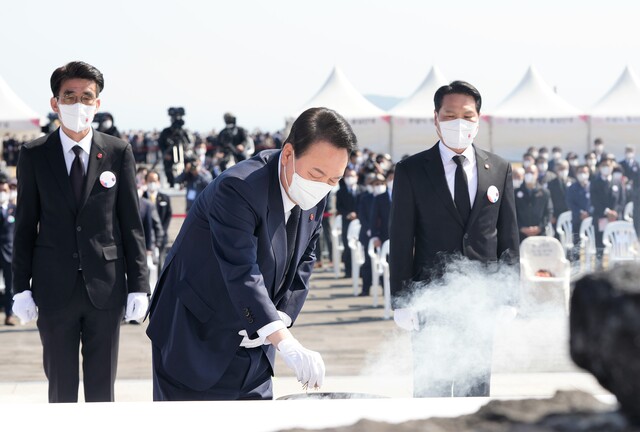 ▲ 윤석열 대통령 당선인이 3일 제주 4·3 평화공원을 찾아 헌화하고 있다. ⓒ제주특별자치도 제공