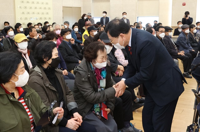 ▲ 주낙영 시장이 ‘새해 열린 소통 간담회’에 참석해 주민들과 소통을 하고 있다.ⓒ경주시
