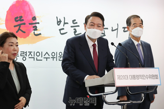 ▲ 윤석열 대통령 당선인이 지난 3일 서울 종로구 통의동 대통령직인수위원회 사무실에서 한덕수 전 국무총리를 새 정부 첫 총리로 내정했다고 발표했다.ⓒ정상윤 기자(사진=인수위)