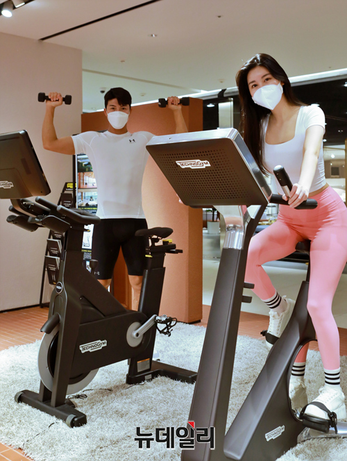 ▲ 서울시 송파구에 위치한 롯데백화점 잠실점 10층 '테크노짐' 팝업 매장에서 홈 피트니스 기구들을 홍보하는 모델들. ⓒ롯데쇼핑