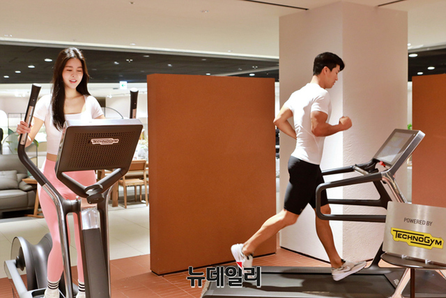 ▲ 서울시 송파구에 위치한 롯데백화점 잠실점 10층 '테크노짐' 팝업 매장에서 홈 피트니스 기구들을 홍보하는 모델들. ⓒ롯데쇼핑