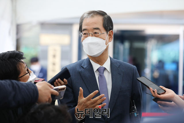 ▲ 새정부 초대 총리후보로 지명된 한덕수 국무총리 후보자가 지난 3일 오후 서울 종로구 제20대 대통령직인수위원회에서 취재진의 질문에 답변을 하고 있다.  ⓒ뉴데일리(사진=인수위)