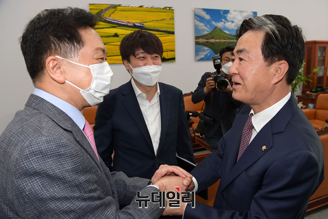 ▲ 이준석 국민의힘 대표와 김기현 원내대표가 4일 오전 국회 농해수위 위원장실에서 원내대표 출마 의사를 밝힌 김태흠 의원을 만나 인사를 나누고 있다.ⓒ이종현 기자