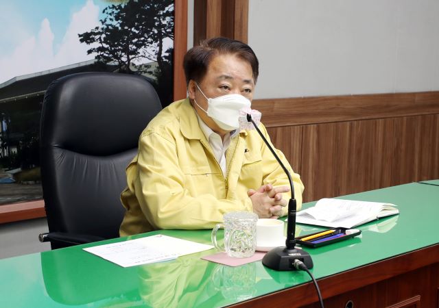 ▲ 한범덕 청주시장이 4일 온라인 영상회의로 열린 정례회의를 주재하고 있다.ⓒ청주시