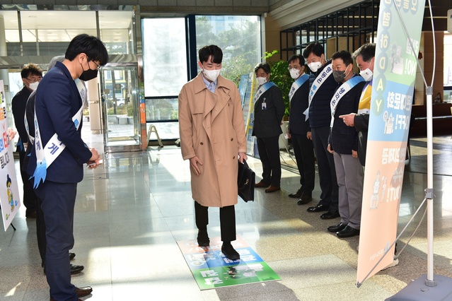 ▲ 대구도시공사는 지난 4일 대구시 및 구‧군, 공사‧공단 등 지역 공공기관 합동으로 실시한 ‘청렴하Day’ 출근 캠페인에 전 임직원이 동참하고 공직사회 청렴인식 제고를 위해 앞장섰다.ⓒ대구도시공사