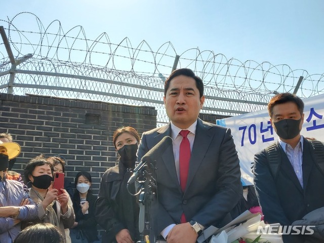 ▲ 강용석 변호사가 4일 수원 공군 비행장 앞에서 경기도지사 출마 기자회견을 하고 있다. ⓒ뉴시스