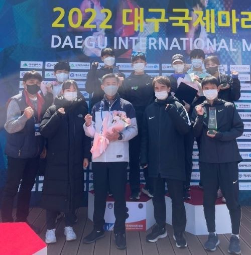 ▲ 청주시청 육상부가 2022 대구국제마라톤대회’에서 종합우승을 차지한 가운데 포즈를 취하고 있다.ⓒ청주시