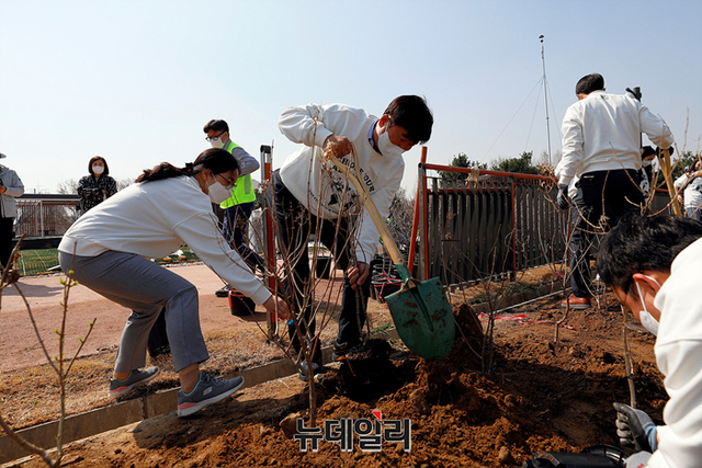 ▲ 기념식수를 하는 류제돈 롯데물산 대표이사(중앙)와 정상범 송파구청 공원녹지과 과장(좌측), 김민아 롯데물산 임직원 대표. ⓒ롯데물산