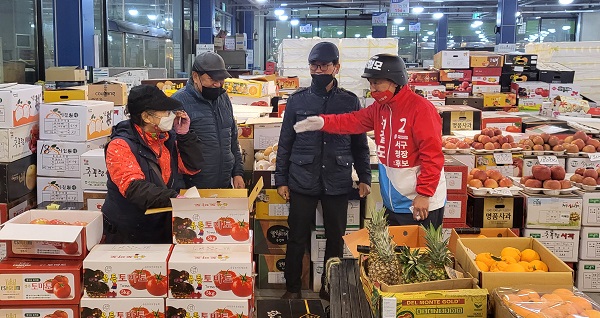 ▲ 서철모 대전서구청장 예비후보가 5일 노은농수산물도매시장을 찾아 상인 의견을 청취하고 있다.ⓒ서철모 서구청장 예비후보 선거사무소