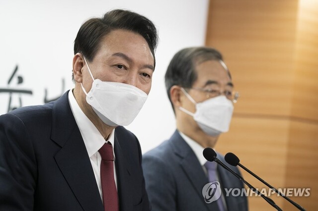 ▲ 윤석열 대통령 당선인이 지난 3일 서울 종로구 통의동 대통령직인수위원회 기자회견장에서 한덕수 국무총리 후보자 인선을 발표하고 있다.ⓒ연합뉴스