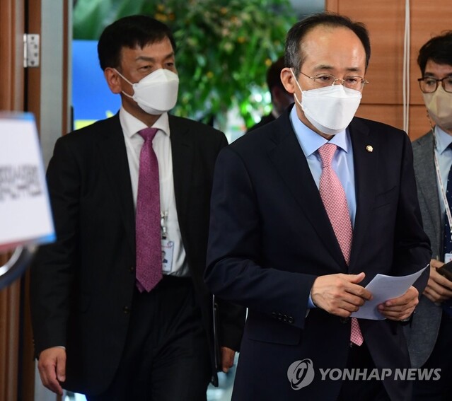 ▲ 추경호 대통령직인수위원회 기획조정분과 간사(오른쪽)와 최상목 인수위 경제1분과 간사가 지난달 31일 서울 종로구 통의동 인수위에서 추경 관련 브리핑을 위해 입장하고 있다.ⓒ연합뉴스