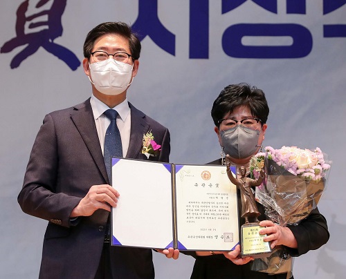 ▲ 양승조 유관순상위원회 위원장(왼쪽)이 5일 천안 독립기념관 컨벤션홀에서 ‘제21회 유관순상 시상식’에서 박말순 씨에게 유관순상을 수상한 뒤 기념촬영을 하고 있다.ⓒ충남도