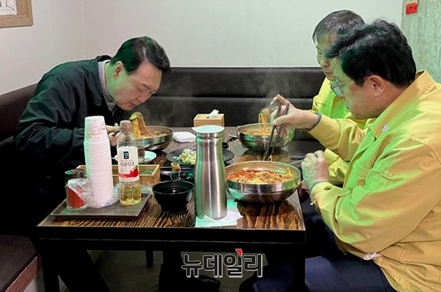 ▲ 윤석열 대통령 당선인이 지난달 15일 경북 울진군 산불로 피해를 입은 이재민과 진화작업에 나선 소방관 및 자원봉자들에게 식사를 무료로 제공해 화제가 된 중국집을 찾아 점심 식사를 하고 있다.ⓒ(사진=국민의힘)