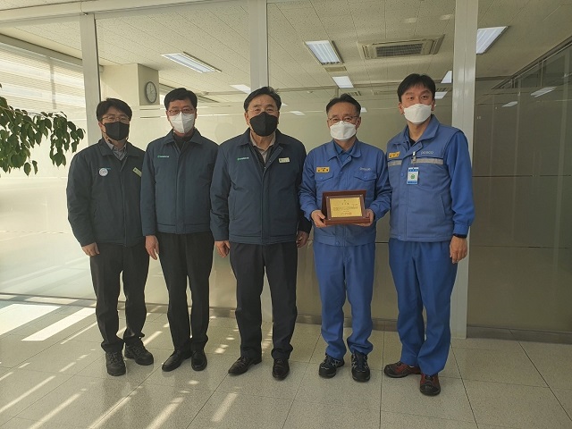 ▲ 포항제철소 노재그룹이 내화물 기술인력 부족으로 어려움을 겪던 삼원강재에 내화물기술패키지를 제공하고 감사패를 받았다.ⓒ포항제철소