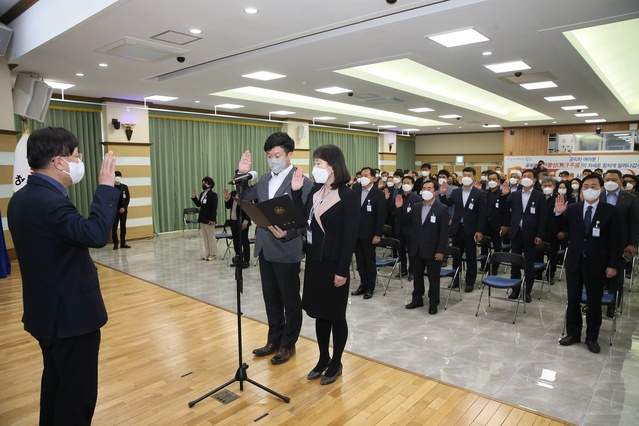 ▲ 청도군은 지난 1일 청도군청 대회의실에서 코로나19 오미크론 확산에 따른 방역지침을 준수하며 담당이상 공직자 등 120여 명이 참석해 청렴실천 결의대회를 가졌다.ⓒ청도군