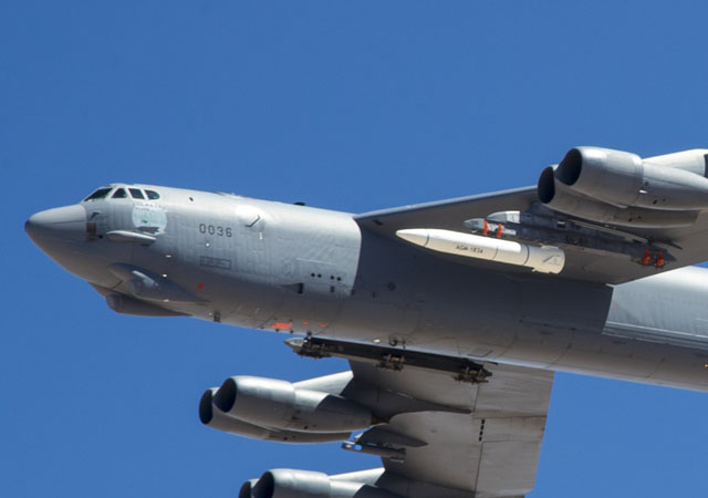 ▲ 2019년 6월 에드워드 공군기지에서 극초음속 미사일 AGM-183A ARRW를 B-52H에 탑재하고 시험발사에 나서는 모습. ⓒ美공군 제공.