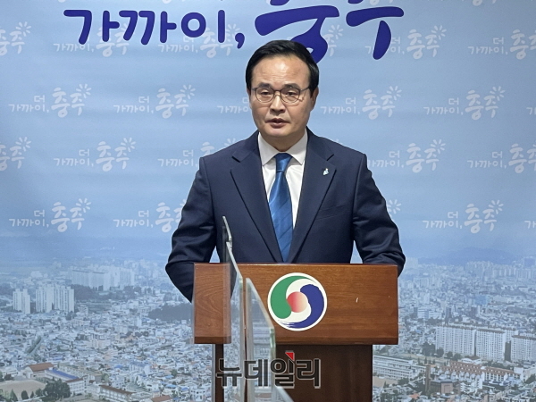 ▲ 더불어민주당 맹정섭 충주지역위원장 직무대행이 6일 충주시장 브리핑룸에서충주시장 출마 가자회견을 하고 있다.ⓒ여명구 기자