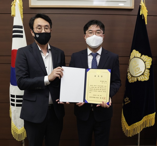 ▲ 황천순 천안시의장(우)이 6일 시의회에서 2021연도 결산검사 위원 5명을 위촉했다.ⓒ천안시의회