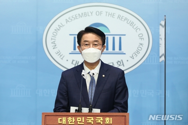 ▲ 경기도지사 선거 출마를 선언한 조정식 더불어민주당 의원이 지난 5일 오전 서울 여의도 국회 소통관에서 기자회견을 열고 경선룰 실무협의체 구성과 직접투표 국민참여경선을 제안하고 있다. ⓒ뉴시스