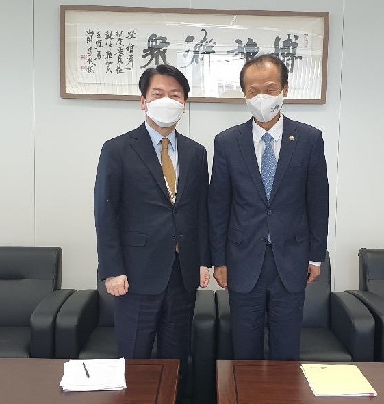 ▲ 최문순 강원지사는 6일 서울 통의동 대통령직 인수위원회를 방문, 안철수 인수위원장에게 강원지역 공약과제 새 정부의 과제에 반영해 줄 것을 건의했다.ⓒ강원도