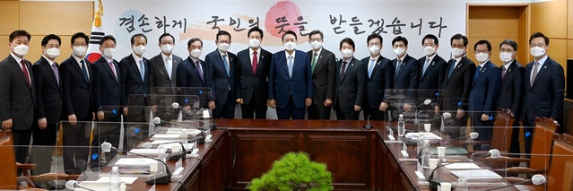 ▲ 6일 오후 2시 윤석열 대통령 당선인 사무실에서 열린 전국 시도지사 간담회 장면.ⓒ경북도