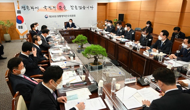 ▲ 권영진 대구시장이 6일 오후 2시 당선인 사무실에서 열린 대통령 당선인과 전국 시도지사 간담회에 참석해 윤석열 대통령 당선인과 지방분권과 균형발전 방안 및 지역현안 과제에 대한 논의를 했다. ⓒ대구시