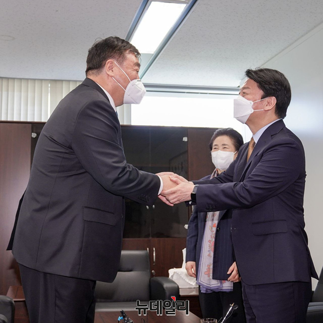 ▲ 안철수 대통령직인수위원장이 6일 오전 싱하이밍 주한중국대사를 만나 인사를 나누고 있다.ⓒ정상윤 기자(사진=인수위)