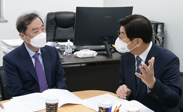 ▲ 이춘희 세종시장(오른쪽)이 6일 김병준 지역균형발전특별위원장을 방문해 지역 핵심 현안에 대해 설명하고 있다.ⓒ세종시